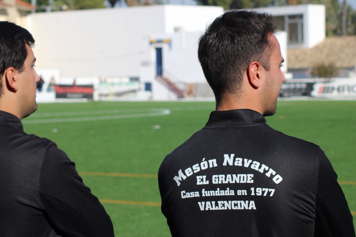 ValencinaFC's tweet photo. 👨🏻‍🏫 Nuestros entrenadores y directivos lucen @Meson_ElGrande allá a donde vayan, por todos los campos de la provincia.

🍻 ¡Orgullosos de ir de la mano de esta gran familia!

#VaaSuceder https://t.co/MCIBvW436M