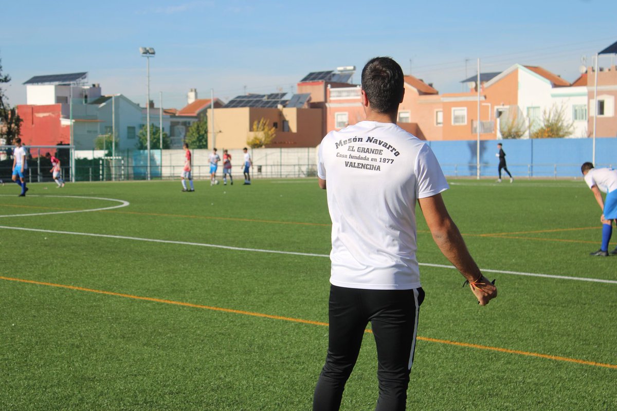 ValencinaFC's tweet photo. 👨🏻‍🏫 Nuestros entrenadores y directivos lucen @Meson_ElGrande allá a donde vayan, por todos los campos de la provincia.

🍻 ¡Orgullosos de ir de la mano de esta gran familia!

#VaaSuceder https://t.co/MCIBvW436M
