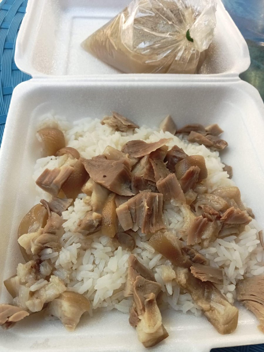 RedSkullxxx's tweet photo. ข้าวขาหมูกล่องละ 80 บาท ร้านอยู่ตรงข้ามสิงห์ปาร์ค เชียงราย😡 https://t.co/FPOp2PneKC