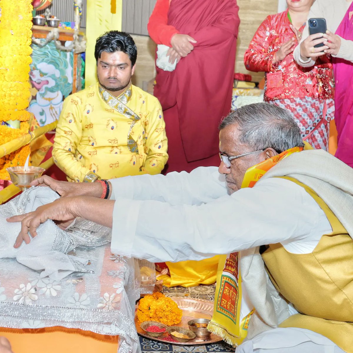 आज वसंत पंचमी के अवसर पर 5 मील,गंगटोक स्थित सरस्वती डोलमा मंदिर में पूजा अर्चना कर राज्यवासियों के सुख, शांति एवं समृद्धि के लिए प्रार्थना की | @rashtrapatibhvn @narendramodi @HMOIndia @PIB_India @PSTamangGolay @PMOIndia @sikkimgovt