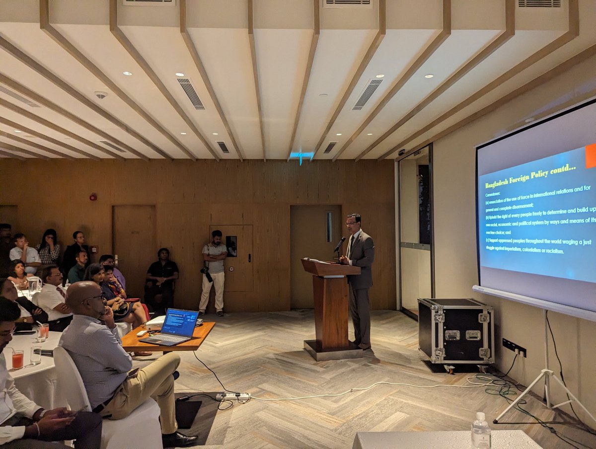 bdhclanka's tweet photo. High Commissioner @TareqMdArifulI1 talked about #BD-#SL relation and exchanged views with young leaders of Sri Lanka at the "Meet the Ambassador" event organized by #NextGenSL https://t.co/cXYapYlFrA