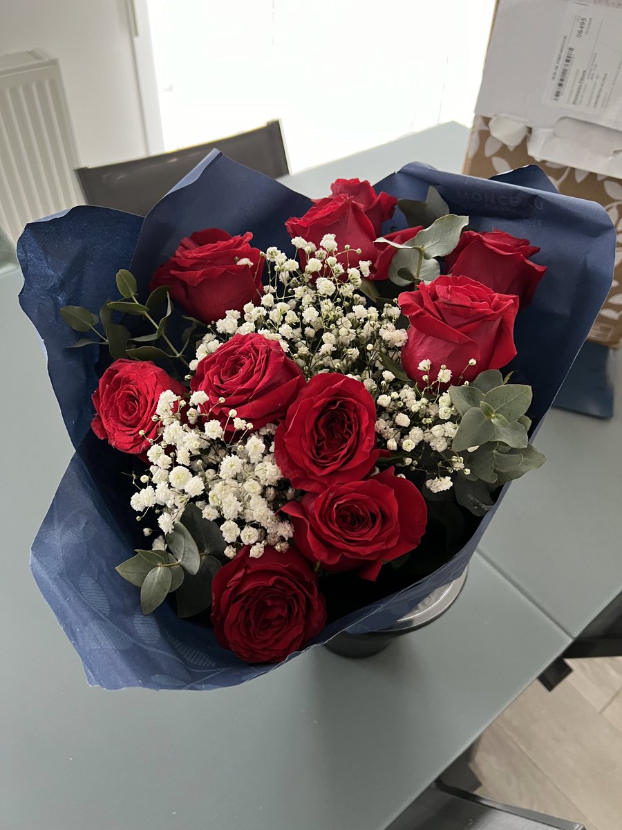 websilone's tweet photo. Bonjour @monceaufleurs, ma femme a reçu son bouquet pour la #SaintValentin… et quelle déception !
Le bouquet reçu vs celui « vendu » sur le site.
Au prix du bouquet (85€) c’est vraiment une honte ! 
Et je vous passe l’état du carton et du mot dans lequel le tout est arrivé ! https://t.co/9lfzYQTieN