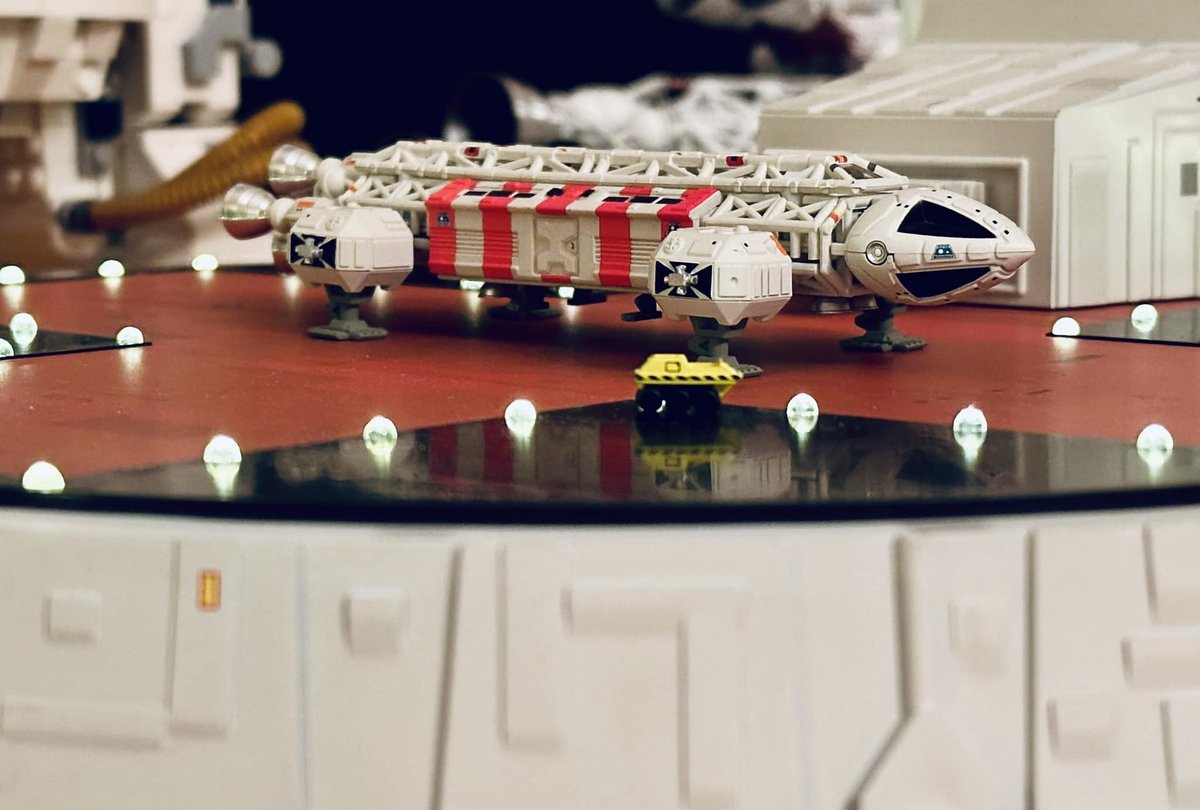 EagleAlpha1999's tweet photo. The 5.5 inch Eagle & landing pad are such cuties! One to the best Sixteen12 releases ever! π #eagle #rescueeagle #eagletransporter #moonbaselalpha #gerryanderson #space1999 #Sixteen12 #collectables #diecast https://t.co/4Jry3NjeM3