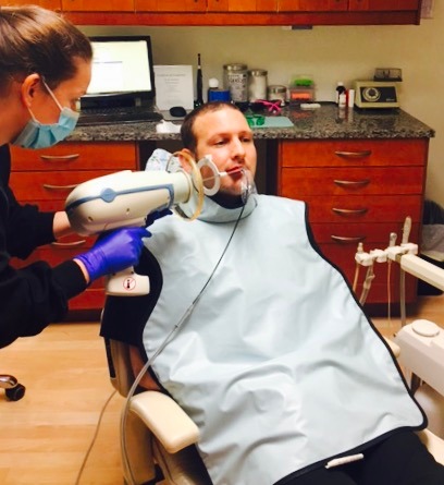 تحديث هام لسلامة الأشعة السينية في طب الأسنان! 🦷☢️
جمعية طب الأسنان الأمريكية قامت بتحديث توصيات السلامة عند أخذ أشعة الأسنان للمرضى بعدم استخدام السترة الواقية للغدة الدرقية المصنوعة من الرصاص 🚫 

هذي التوصية تشمل جميع المرضى من كل الأعمار، حتى الحوامل🤰🏻

المزيد من التفاصيل: