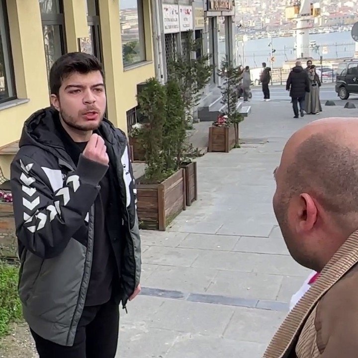 bosunatiklama's tweet photo. Ege Akersoy, 4 yıla kadar hapis istemiyle hakim karşısına çıktı:

"Elinde yeşil üzerinde Arapça yazılı bayrak vardı. Suudi Arabistan bayrağı olabileceğini düşündüm. Bu olay öncesinde Suudi Arabistan’da oynanmak istenen Galatasaray-Fenerbahçe maçında ülkemizin kurucu önderinin isminin anılmasından ve İstiklal Marşının okutulmasından rahatsız olmalarından dolayı ben bu bayrağın Türkiye içinde dolandırılmasından rahatsız oldum. Ayrıca 12 askerimizin şehit olmasından dolayı ülkemizde sadece Türk bayrağı dalgalandırılması gerektiğini düşündüm. O gün tesadüfen denk geldiğim müştekiye 'Sen Türk değil misin? Şu an hassas zamanlardayız, şehitlerimiz varken Türk bayrağının taşınması daha doğru' dedim. O da 'Sanane istediğim bayrağı taşırım' dedi. Ardından bana doğru yaklaştığı sırada bana vuracağını düşünerek kendimi koruma dürtüsüyle kendisine bir kez yumruk attım. Pişmanım. Yaptığımın yanlış olduğunu biliyorum."  

Ege Akersoy'un yurt dışı yasağı kaldırıldı. Duruşma 19 Şubat'a ertelendi.