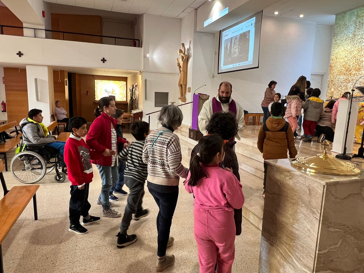 EENSMONTSERRAT's tweet photo. #Avui hem celebrat Dimecres de #Cendra, inici de la #Quaresma.
Ens han posat cendra al front, hem demanat perdó per tot alló que cal que millorem i hem creat un mural entre tots. Perquè, DÉU ÉS AMOR.#somfep @escolesFEP #EducacioEspecial https://t.co/14EN3UOsHI