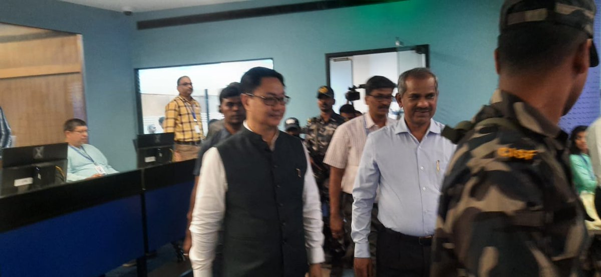Union Minister @KirenRijiju, inaugurates “Synergistic Ocean Observation Prediction Services (SynOPS)” Facility at INCOIS, Hyderabad. 

Union Minister also inaugurates a ‘Mural’ depicting the theme on ‘Life and Ocean’ at Indian National Centre for Ocean Information Services…