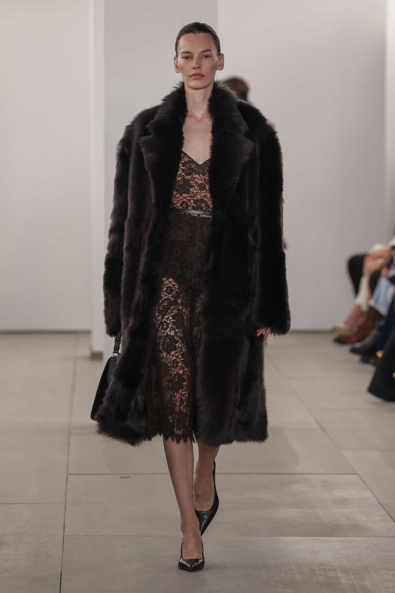 ResponsibleFur's tweet photo. New York #FashionWeek 
Fw24 Michael Kors
#faux #fur https://t.co/DCT19980m8