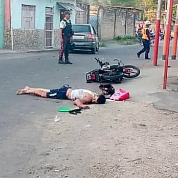 InforTvenezuela's tweet image. Gerardo Guillermo Lugo,murió tras colisionar con un vehículo en Rosario de Paya,municipio Santiago Mariño del estado Aragua.
Venía en sentido contrario de la vía y no se percató del vehículo que lo impacto.
Falleció a los minutos, tendido en la vía luego de corta agonía.
#Cicpc
