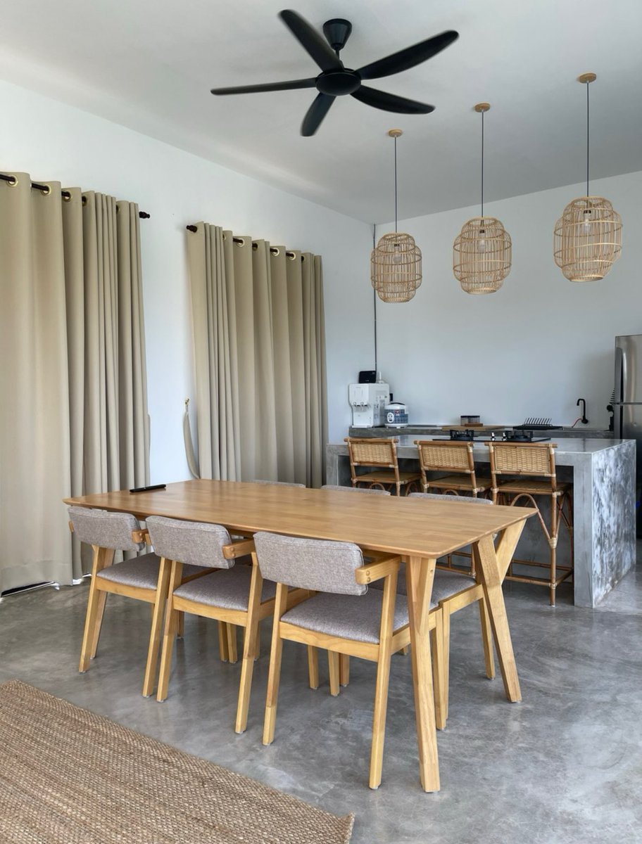 iwanqais's tweet photo. 📍Allure Villa Cempaka, Kuantan, Pahang

Konsep dia sama. Allure ada 3 bilik tidur. Private pool. Villa ni juga nearby Pantai Cempaka. Korang boleh keluar layan healing tepi pantai, balik mandi kolam.. https://t.co/4RFFAtlpNQ