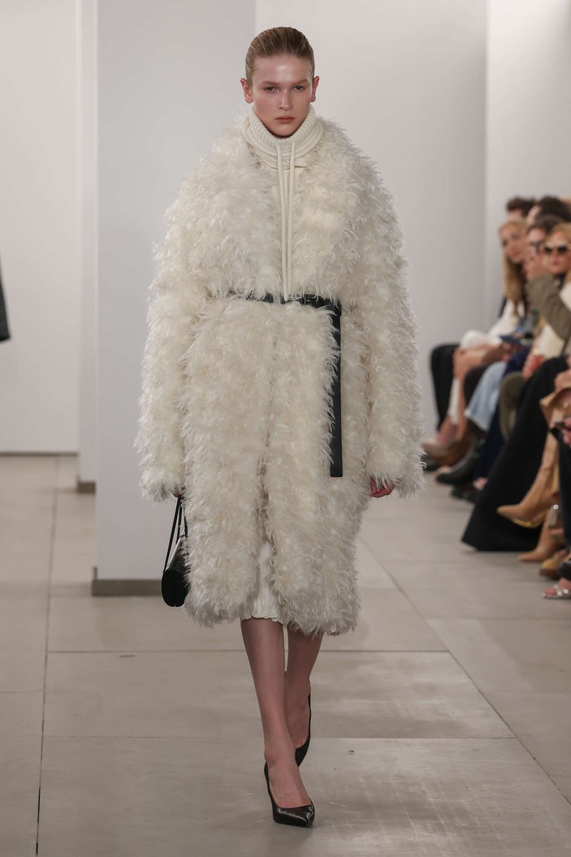 ResponsibleFur's tweet photo. New York #FashionWeek 
Fw24 Michael Kors
#faux #fur https://t.co/DCT19980m8