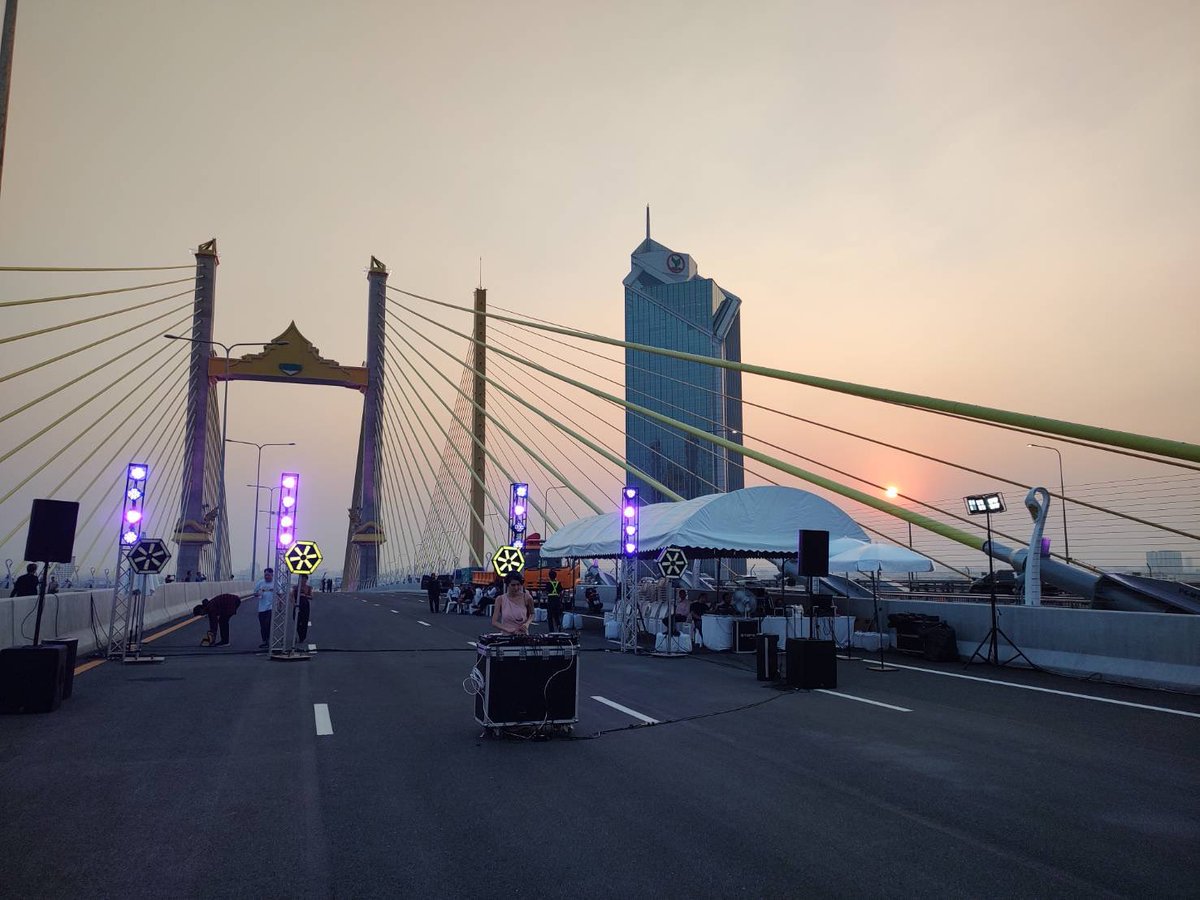 Sarakadeelite's tweet photo. บรรยากาศวันแรก! ของการเปิดสะพานคู่ขนานสะพานพระราม 9 ก่อนเปิดใช้งานจริง พร้อมกิจกรรมรับ #valentineday ชื่อว่า #LUCKLOCKLOVE อาทิ การสักการะพระบรมสารีริกธาตุที่ประดิษฐานอยู่บนยอดเสา กิจกรรมคล้องกุญแจคู่ Street Show ดนตรีสดและร้านอาหาร
จัดขึ้นวันที่ 14-18 และ 23-25 ก.พ.นี้ https://t.co/wU589vlJ9P