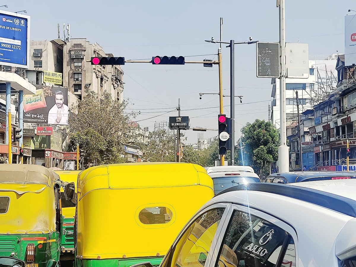 @PoliceAhmedabad & @AmdavadAMC Please remove hoarding, so we can see the red/green light counter at Swastik Cross Road. From the Municipal Market to the Stadium side, it's not visible. Small things can do wonders for us.