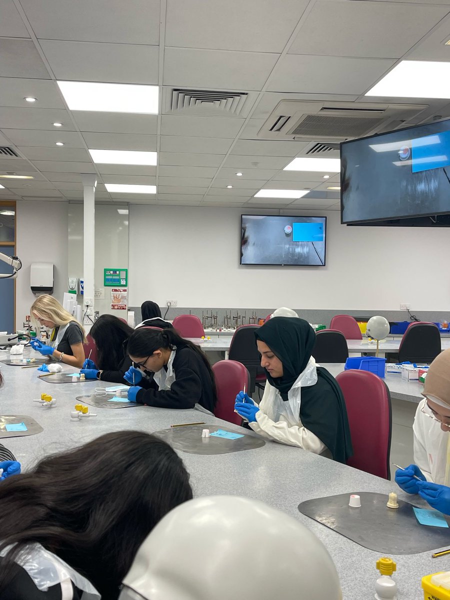 UoL_Contextual's tweet photo. We are very lucky to have Esmail a former Reach for Excellence student working with our Year 12s today in Clinical Skills @MHOutreachLeeds #RfEFreshers24 https://t.co/3fGiaW4nVR