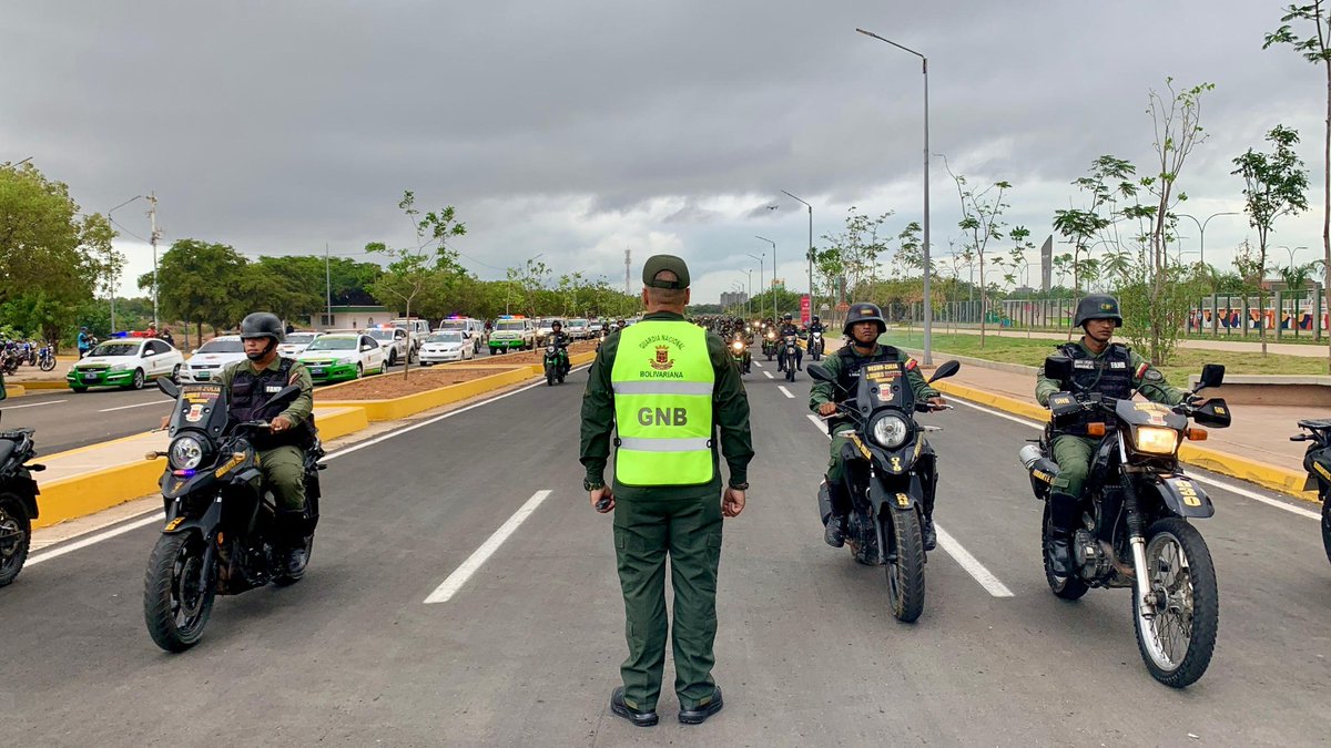 LCriminalis13's tweet photo. #14FEB24"Guardia Nacional Bolivariana Brindando su Mano Amiga en Estos #CarnavalesFelicesYSeguros2024.
@slcct_gnb 
@CZFalcon13 
@GnbGaranteDePaz https://t.co/ovPh4FqJxt