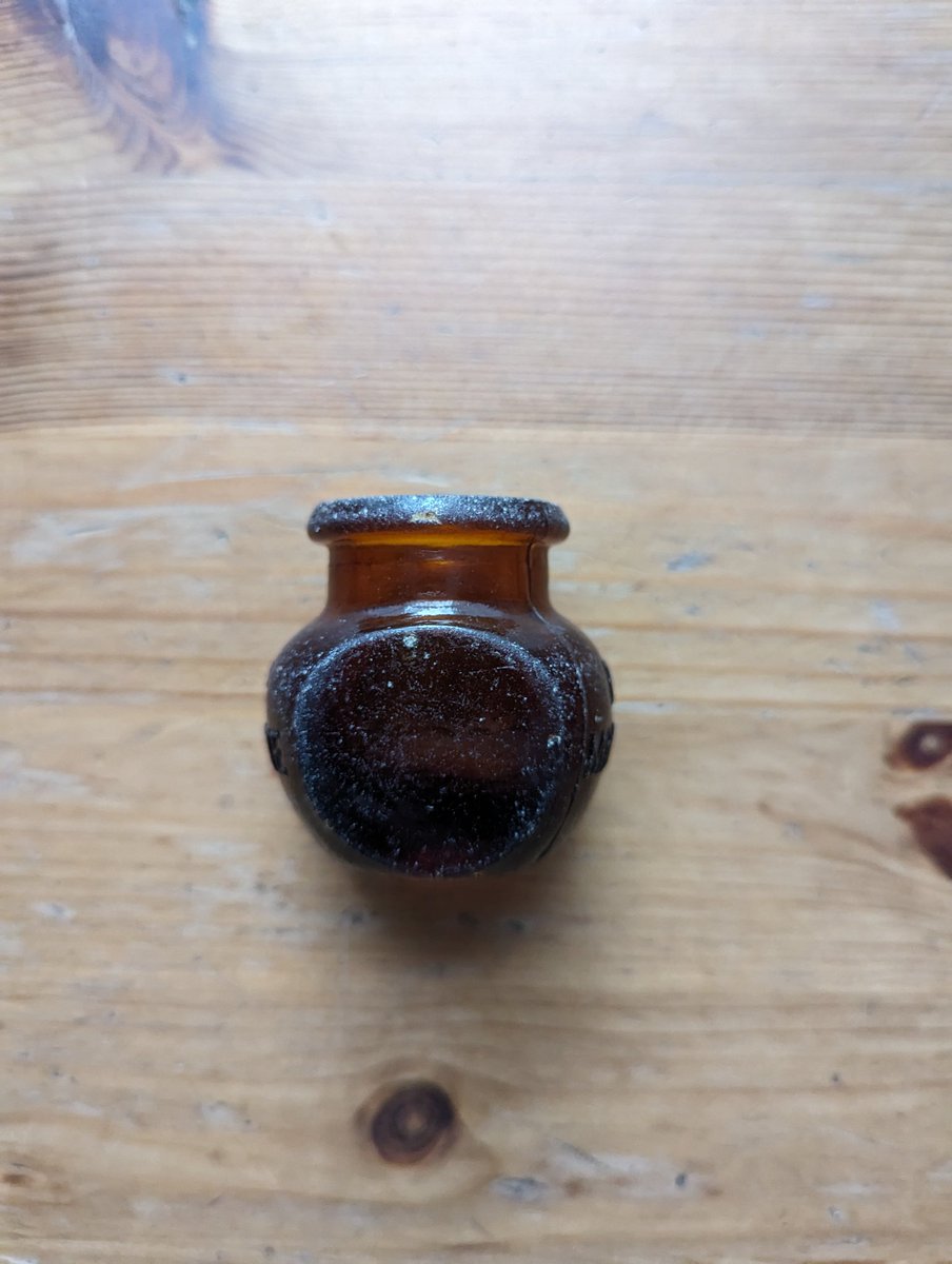 HadwenWright's tweet photo. @marmite Good morning. Any idea when this is dated from? Found buried in my garden. Thanks. https://t.co/5H9gm9y60Z