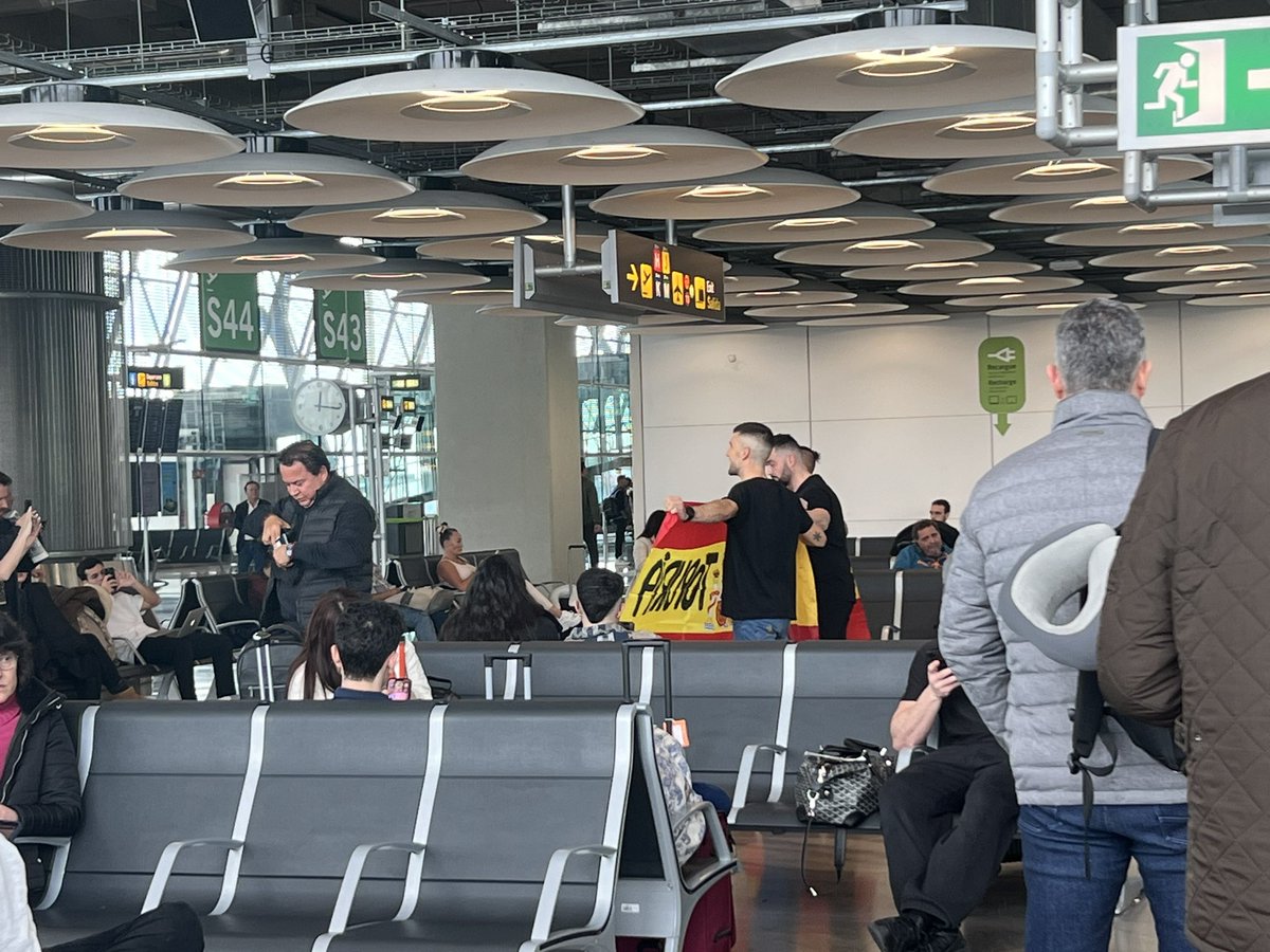 La cantidad de gente que vamos en el avión a apoyar a <a href="/Topuriailia/">Ilia Topuria</a> no es normal. Medio avión ✈️