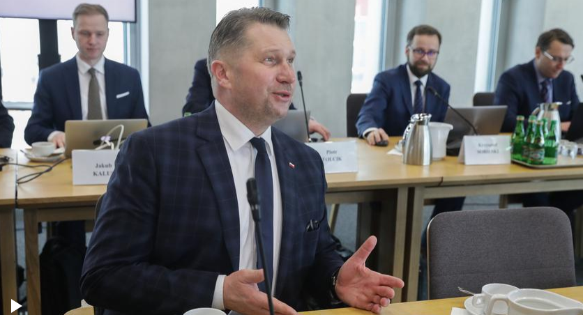 Bob57PL's tweet photo. Patrząc na dzisiejsze popisy Czarnka na Komisji Kopertowej zastanawiam się jak ksiądz katolicki mógł wychować takiego skończonego chama, jakim jest Czarnek ❓🤦‍♂️
Na religię nie chodził ❓Do spowiedzi nie chodził ❓🤦‍♂️ To może te instytucje są kompletnie niepotrzebne jeśli takie coś z tego wyrasta ❓🤦‍♂️