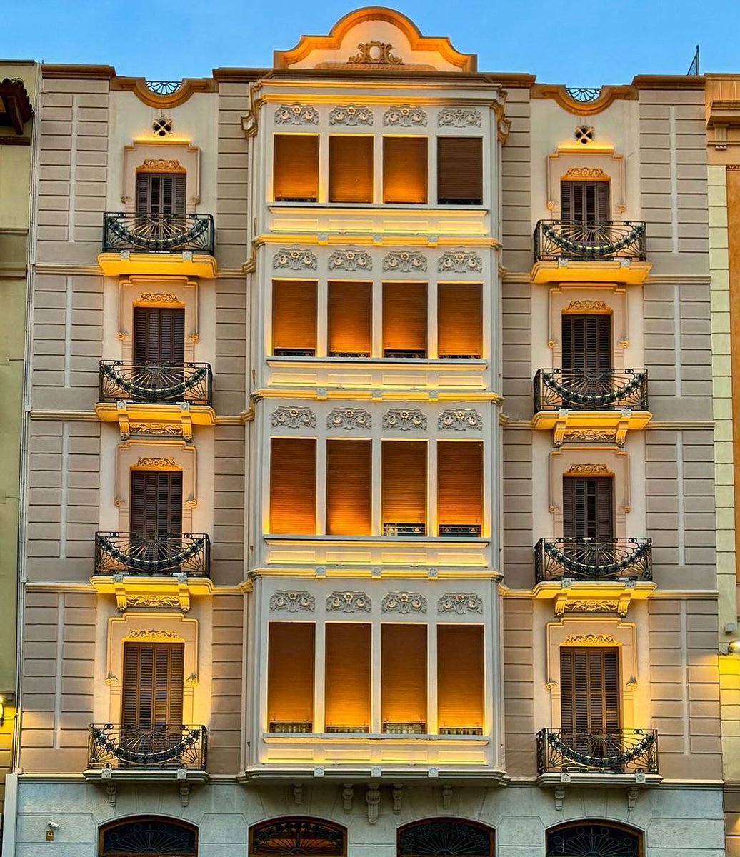 🏡 Descobreix la Casa Ballester, un exemple de l'arquitectura modernista amb el seu joc de tribunes rectangulars i balcons individuals. Una joia de la ruta del modernisme!

📲bit.ly/3miHth8

📷 @muntsacabetas

#TortosaAunPas #terresdelebre #catalunyaexperience