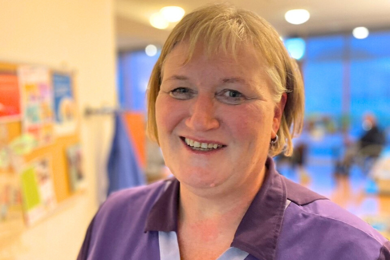 ‘Een leeg bed? Dat is bij ons vaak goed nieuws! Na een succesvolle revalidatie gaan onze patiënten terug naar huis.’ - Revalidatiezorg is een vak apart binnen de zorg. Verpleegkundige Janke vertelt over de variatie en veelzijdigheid van het vak: coloriet.nl/ikzorg