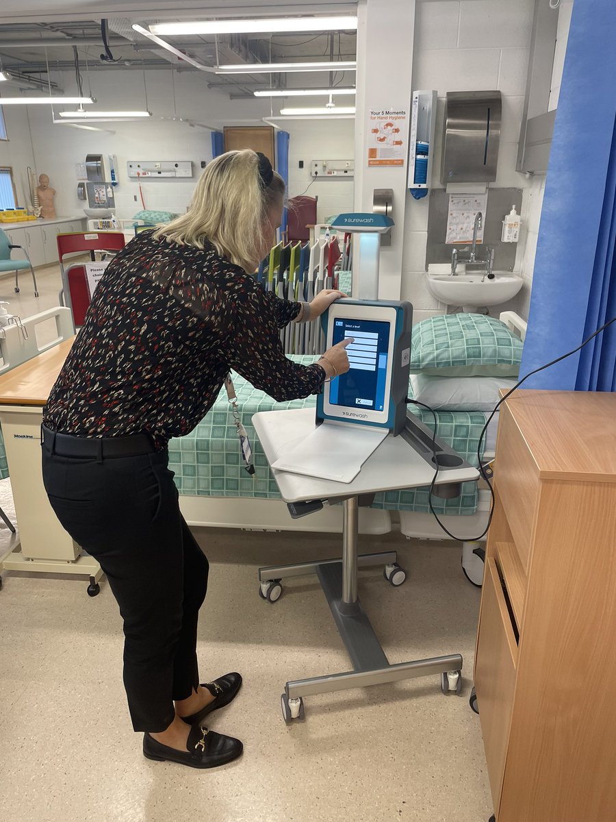 Our Clinical Skills Co-Ordinator Mairead Hussey giving students on “A Taste of University” programme some demonstrations in our Clinical Skills Laboratories. EHS run a two-day programme for a number of TY students from schools in the Mid-West. #UL #DNM #EHS #Nursing #Midwifery