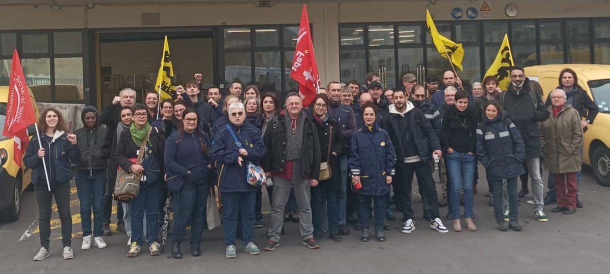 sudptt4485's tweet photo. @greve, @laposte.
3ème jour de grève au bureau de Poste de Nantes Bretagne. Le management par les sanctions disciplinaires...... https://t.co/fjTf5lGRKj
