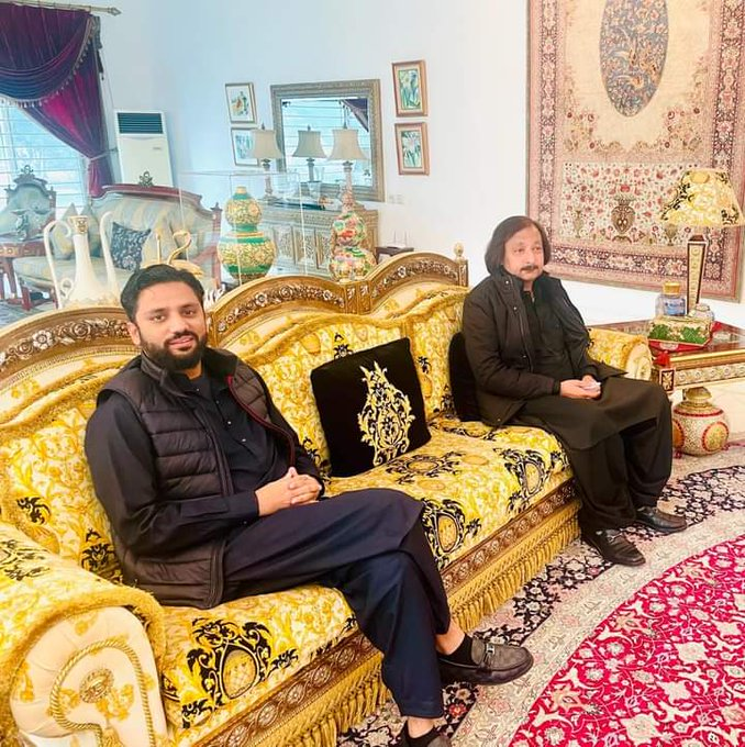 justujuuu's tweet photo. PTI-supported (Independent) candidate Ali Asghar Gurmani from #PP283 Layyah has reached Jati Umra to meet Maryam Nawaz and join PML-N 🚨
Another back-stabbing turncoat who got votes in the name of Imran Khan and PTI is now shifting allegiances https://t.co/DnQLjEd3T5