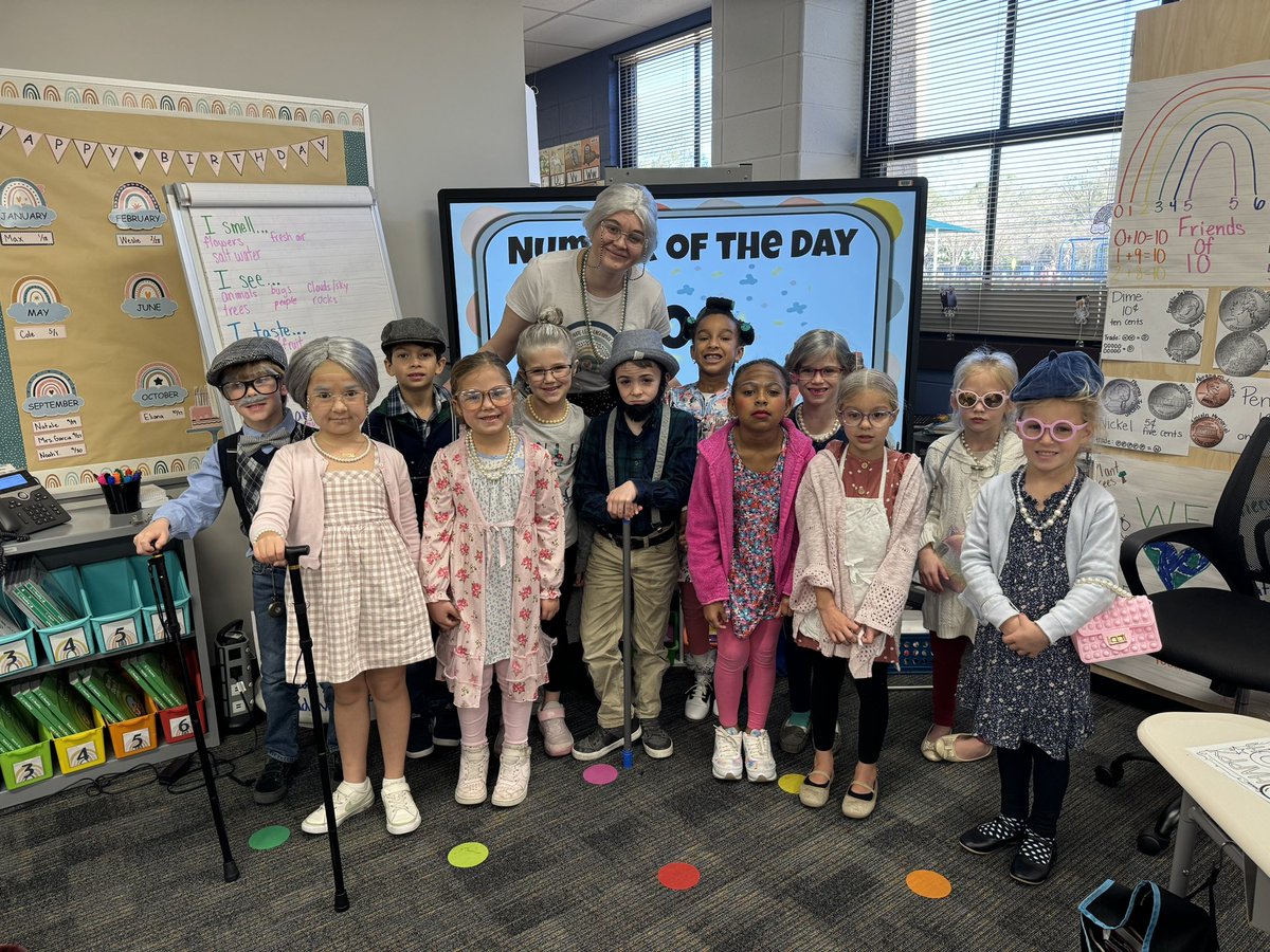 Steph99teaching's tweet photo. Happy 100th Day of School!! @Hamilton_Lions https://t.co/JVXfKVywoZ