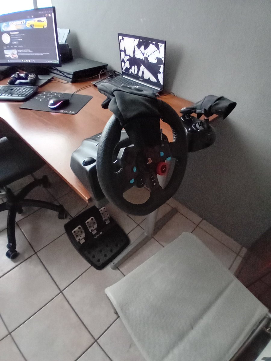 AdrianZ232's tweet photo. @GoosiestYT Rate my setup 1 to 10 https://t.co/xa5DD4LpkV