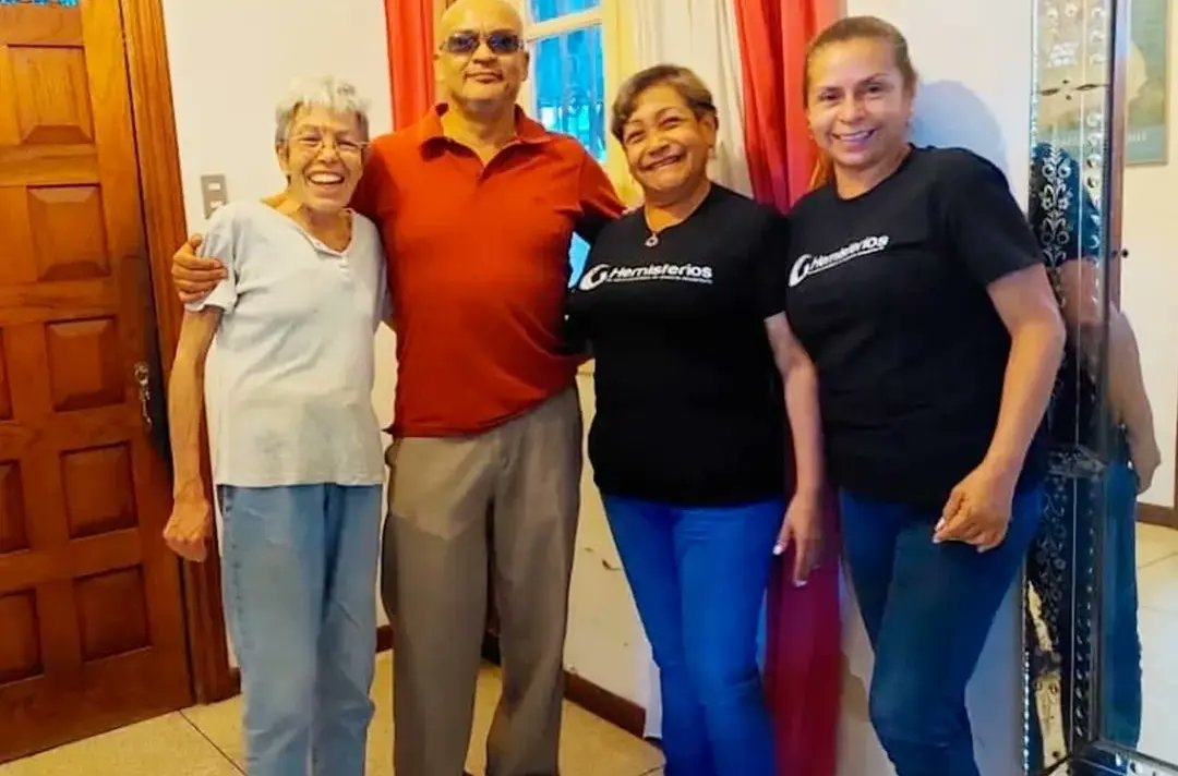 HemisferiosVe's tweet photo. Que la amistad los abrace siempre!

#Amistad #Amor #Inmobiliaria https://t.co/KuHj70uIjx