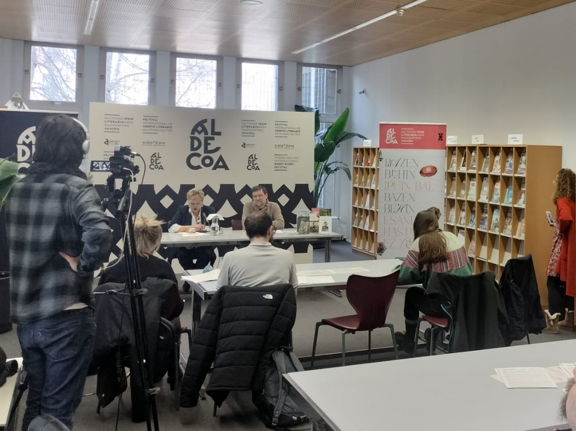 KikeUriarte's tweet photo. Gaur bertan @BiblioAldecoa-n, prentsari aurkeztu egin da Gasteizko #Ipuin Literarioaren Nazioarteko Jaialdia https://t.co/dOgQwx7Yap https://t.co/Xi7if5tRRB