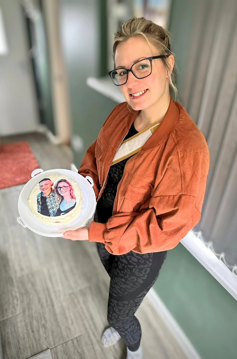 Sam32642480's tweet photo. Turned 31 today and this has to be the best cake I've ever received 🩷 Move over 1995 Mr Bobby cake, @alexander_olly has arrived 🤣👏🎂 https://t.co/IiHa5j2cE7