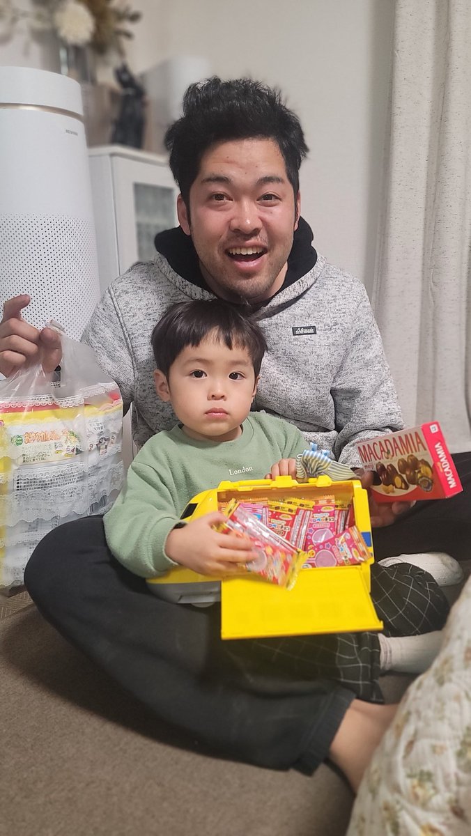🤵‍♂️には安定のマカダミアチョコと

鉄オタ見習い中の🧒には
ドクターイエローのケースに

アンパンマンチョコ
いっぱいぶち込んであげた︎❣️