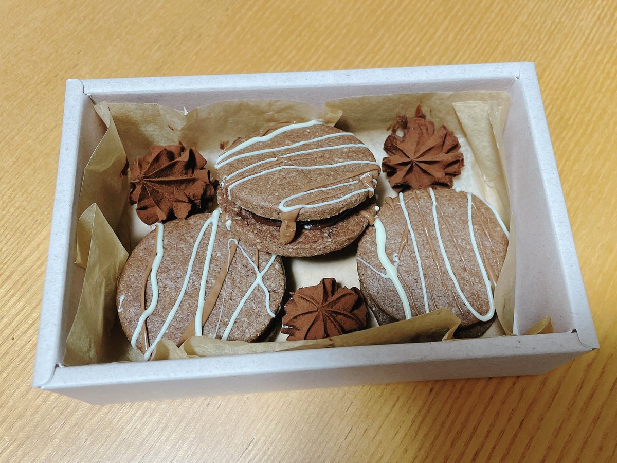 haruka_7110's tweet photo. 今年のバレンタイン
インスタでよくみる生チョコが挟まったクッキーが可愛くて初挑戦！
厚みがあるからラッピングが難しかった😇 https://t.co/lBc9wjFJXI