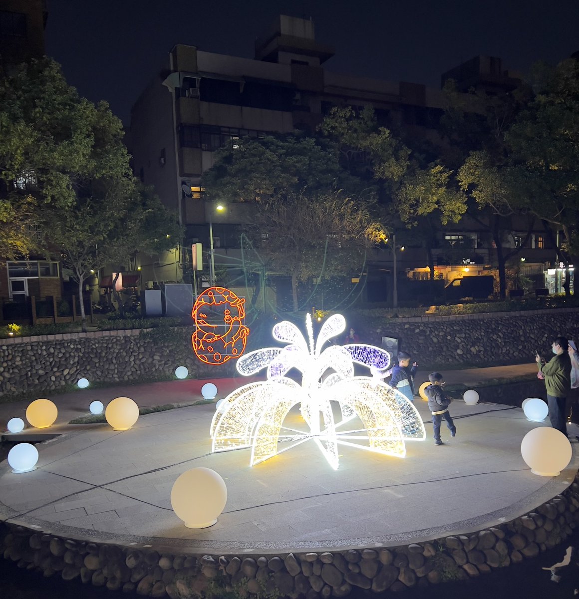 情人節遊東門圓環邊的親水公園，賞花燈！