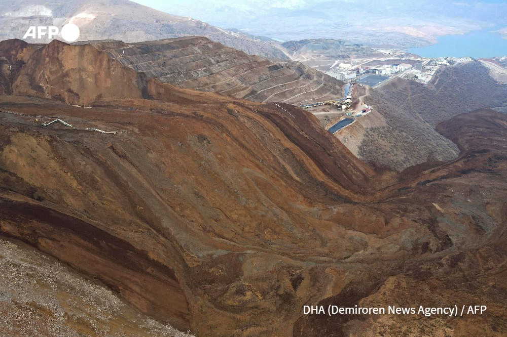 Turkey is under pressure to shut a partly US-owned gold mine where a landslide buried nine workers and raised fears of cyanide and sylphuric acid leaking into the nearby Euphrates River. @AFP story u.afp.com/5GyX