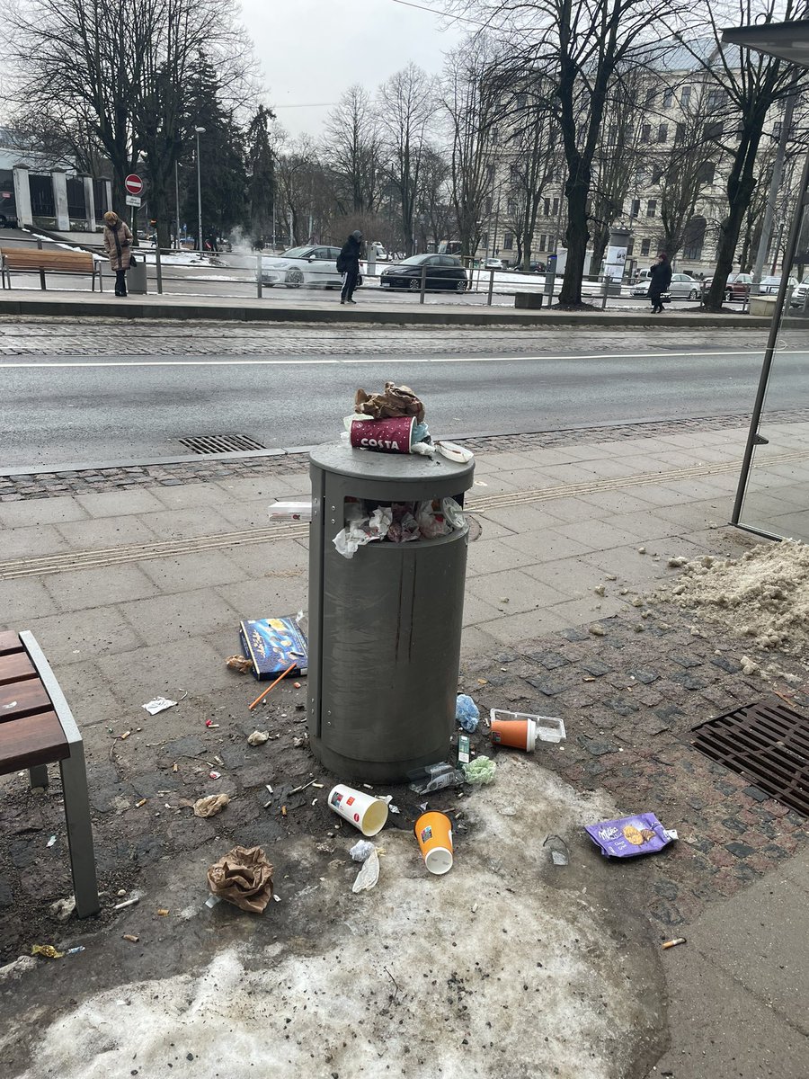 Ja sabiedriskā transporta pieturas
mistkastēm bieži ir šāds skats, kam  būtu jāatgādina par to sakopšanu? <a href="/RigasDome/">Rīga</a> <a href="/Rigassatiksme_/">Rīgas satiksme</a>