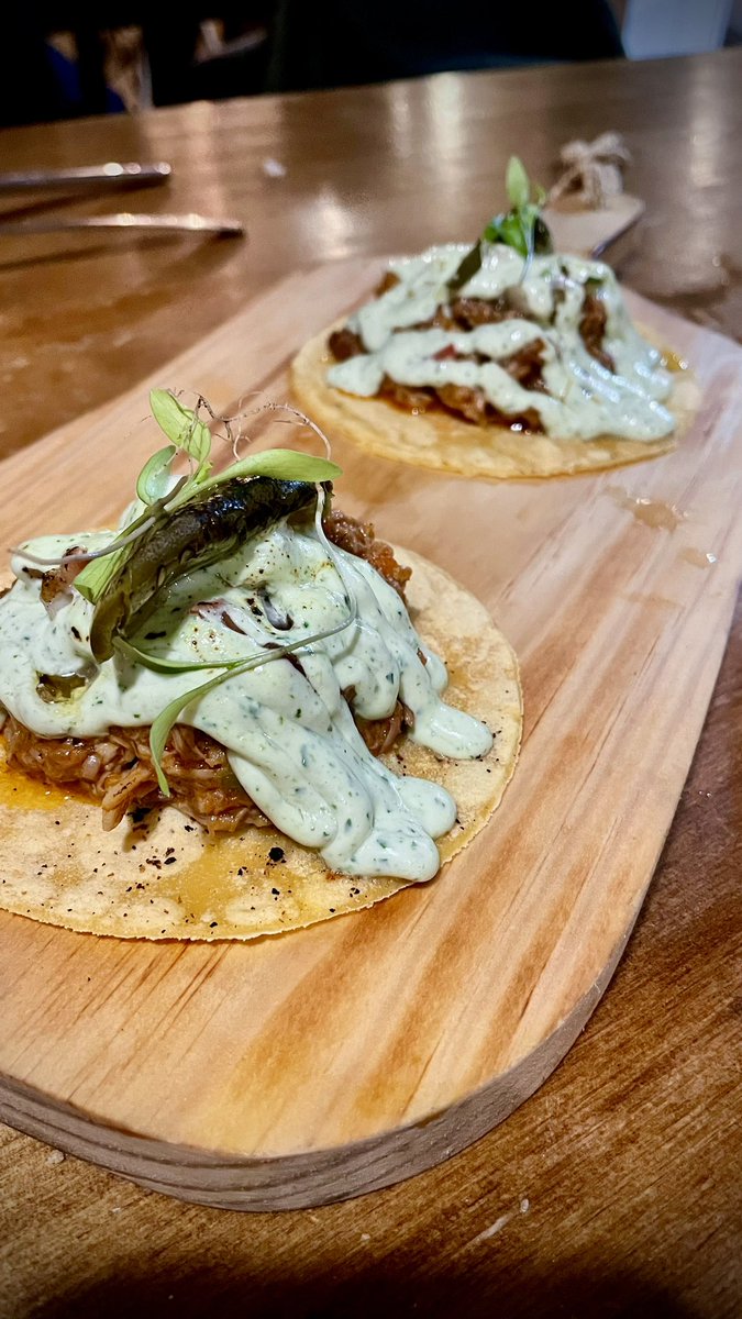 alvarobretania's tweet photo. Pues otra espléndida visita (¿25?) a @r_ingrediente donde me siento como en casa.
Perrito, Verduras fritas, Tiradito, Tacos de Paletilla y Morro (sin foto).
Con Rioja Panorámico’18. 40€/pax.
Pocos sitios así quedan.
David, Miguel y equipo son especiales. https://t.co/mQbHxLzuJo