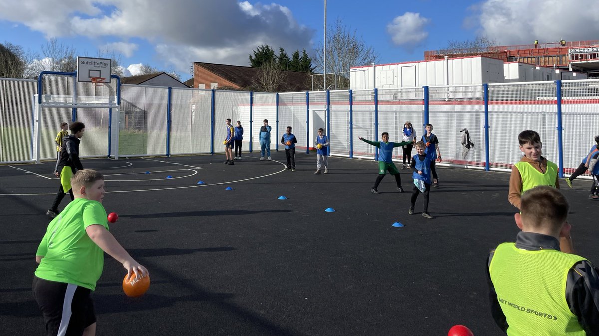 CountyCommunity's tweet image. One day of sunshine kicked off our half term in #Ringland with young people flooding in for our #FitandFed day on Monday.

Dodgeball, basketball, football and good music was followed by some wraps and snacks.

🌯🍌⚽️🏀🤾🏽
@BBCCiN @NewportCounty 
#HalfTerm #Difference #YoungPeople