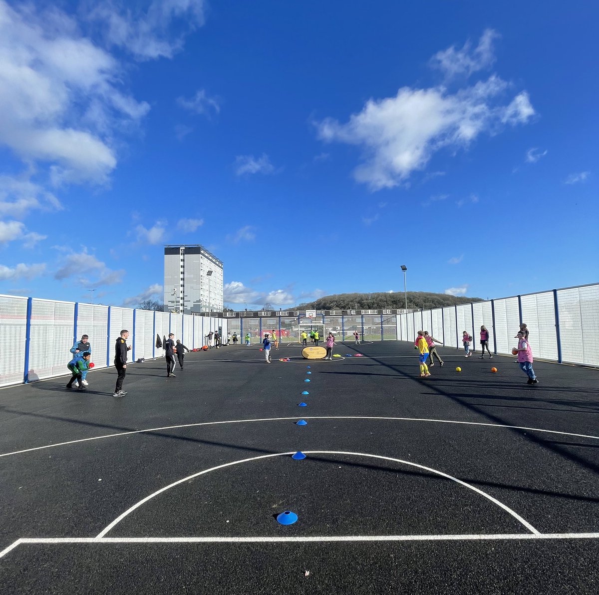 CountyCommunity's tweet image. One day of sunshine kicked off our half term in #Ringland with young people flooding in for our #FitandFed day on Monday.

Dodgeball, basketball, football and good music was followed by some wraps and snacks.

🌯🍌⚽️🏀🤾🏽
@BBCCiN @NewportCounty 
#HalfTerm #Difference #YoungPeople