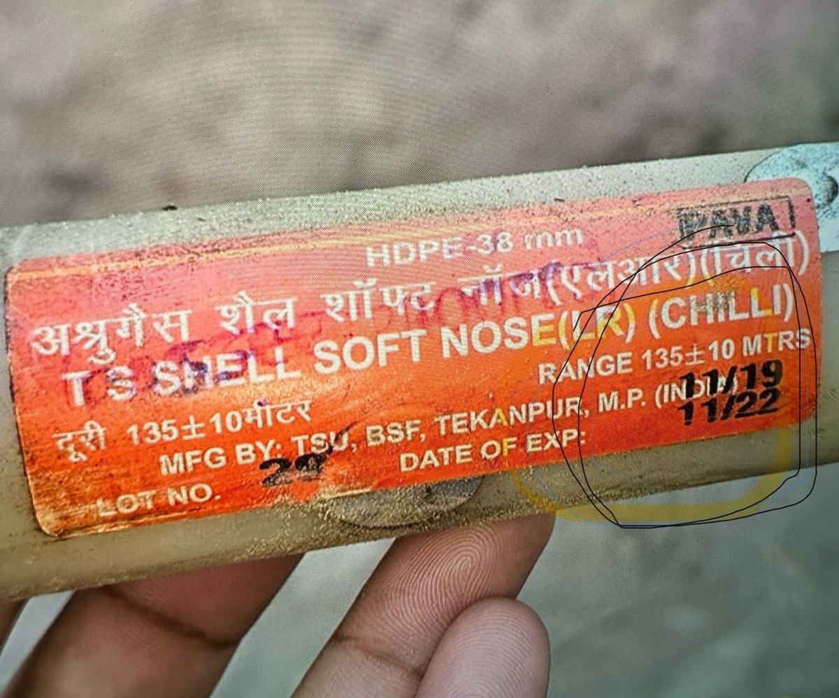 TractorTimes1's tweet photo. ये Tear Gas Shell 11/2022 को Expire हो चुकी है और कल अंबाला में ये किसानों पर दाग़ी गईं है। किसानों पर रबड़ की गोलियाँ चलाई गई हैं।

#FarmersProtest2024 #Farmers https://t.co/QgXYpG7mun