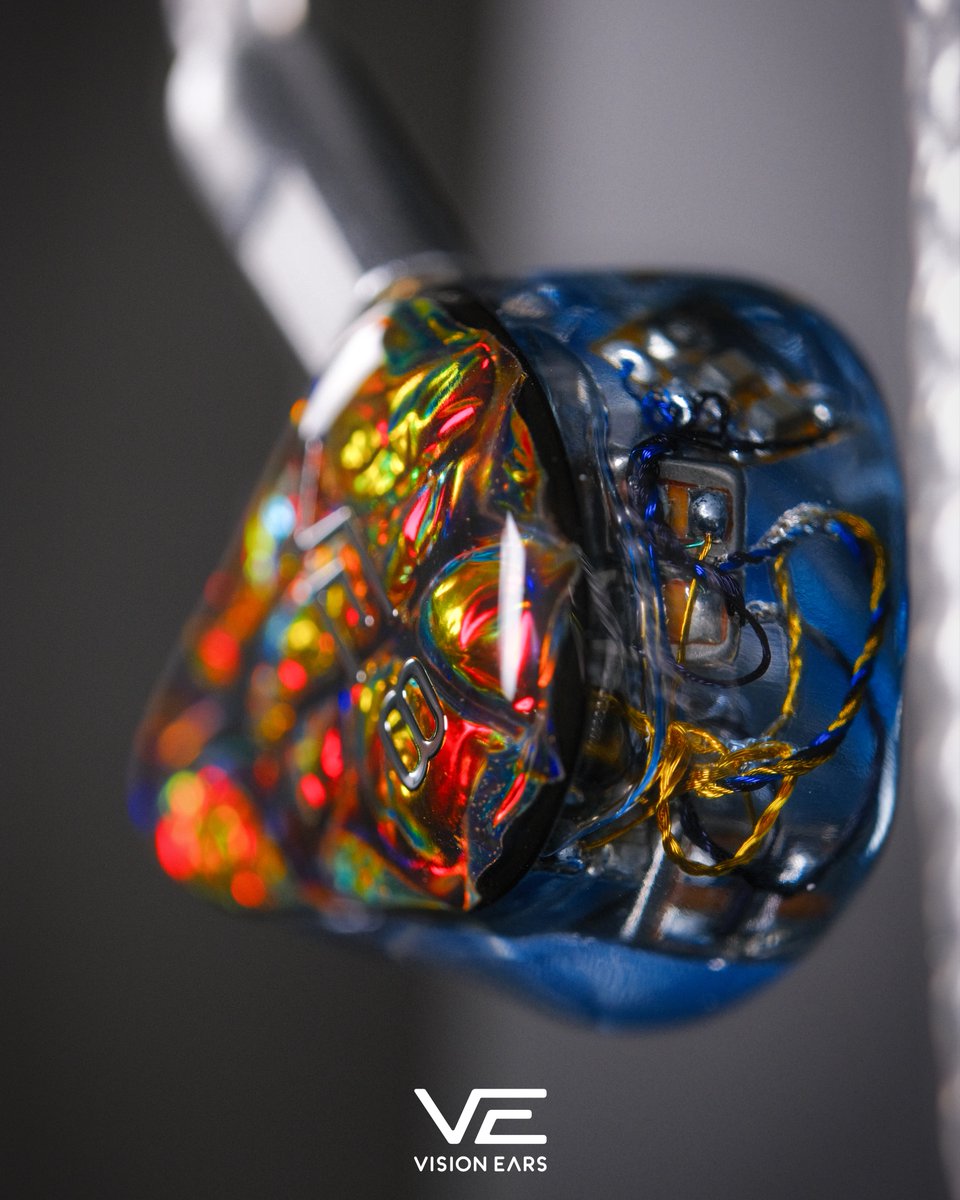 Did you know that all our In-Ears are also available as universal version? Like this custom-designed Universal VE8 for Juli 🙌🏼

Fire Blaze faceplate on Crystal Blue shell 🔥

#ve #visionears #ve8 #inearmonitors #inears #iem #custominears #audiophile #handcraftedincologne