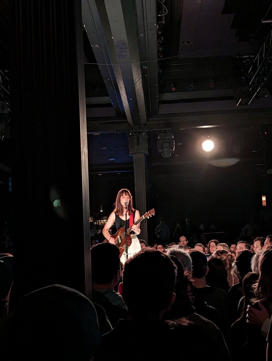 Kremebrulle's tweet photo. What a show! What a voice! #YVR @FeistMusic https://t.co/RGHmYzEpI1
