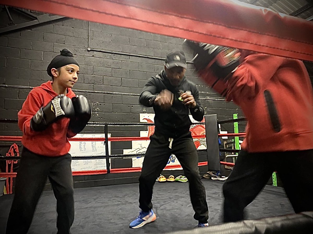 Great to see the numbers growing in our 'Kickstart Project', engaging with Young People in Riverside, Cardiff through Physical Activity - 19 children attending last night's boxing and fitness class with former world champion boxer Steve Robinson.

@CP2TC_CPIDd 
<a href="/YouthCardiff/">Cardiff Youth Service / Gwasanaeth Ieuenctid Cdydd</a>