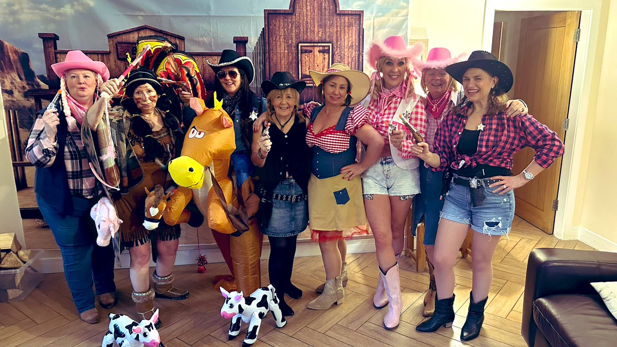 fraochisle's tweet photo. Nothing bets a good get together with friends #cowgirls #goodfriends #indians #memories 🤠🐴🍾🎊🥂💃🎶🥰 https://t.co/VwUOaEP32S