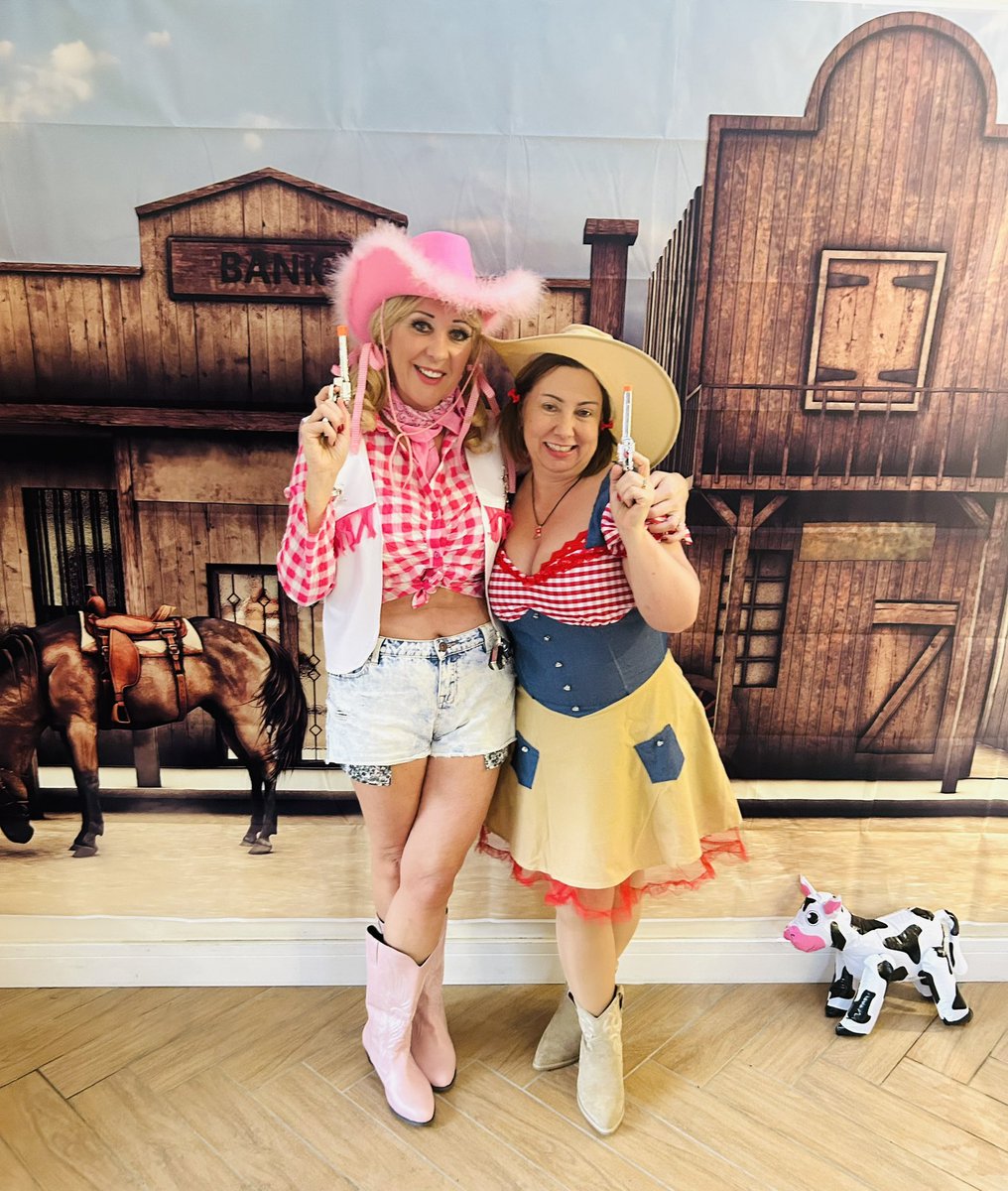 fraochisle's tweet photo. Nothing bets a good get together with friends #cowgirls #goodfriends #indians #memories 🤠🐴🍾🎊🥂💃🎶🥰 https://t.co/VwUOaEP32S