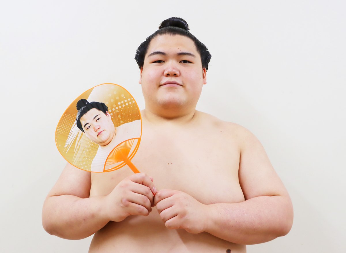 本日誕生日の #王鵬🎉 うちわやストラップなどのグッズをご紹介します