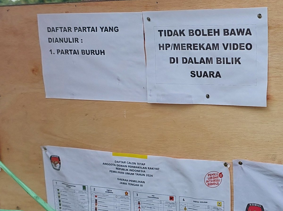 EXCOPARTAIBURUH's tweet photo. Kepada @bawaslu_RI, kami mendapatkan laporan seperti dalam foto ini. Adanya tulisan bahwa Partai Buruh dianulir yang diduga sengaja dipasang di tempat pemungutan suara.

Partai Buruh sangat dirugikan dan mengecam keras tindakan seperti ini. Masyarakat yang tadinya hendak memilih Partai Buruh akhirnya mengurungkan niatnya karena adanya pengumuman Partai Buruh dianulir.

Ini serius!