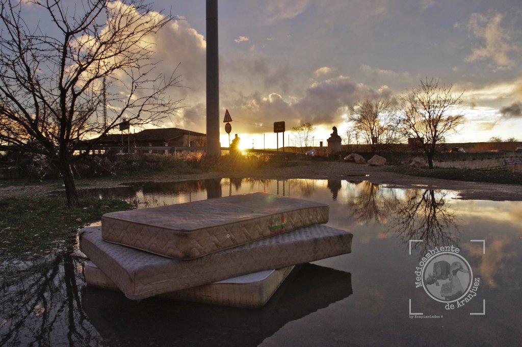 MA_Aranjuez's tweet photo. Colchones en Puente Largo, junto a los leones que despiden a nuestros visitantes
No es tan complicado ni tan caro que un camión de los que recogen enseres se desvíe de su ruta y en 20 minutos solucionado... meses así
#ImpactosAmbientalesAranjuez
#residuos https://t.co/32EpfdVYkp