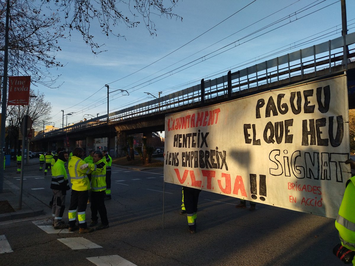InterAjGirona's tweet photo. 🌞 Bon dia!

➡️ Avui tallem els accessos a la Rotonda del Rellotge en hora punta.

📢 Si no tenim solucions, anirem a més! https://t.co/23vFXgnT3X